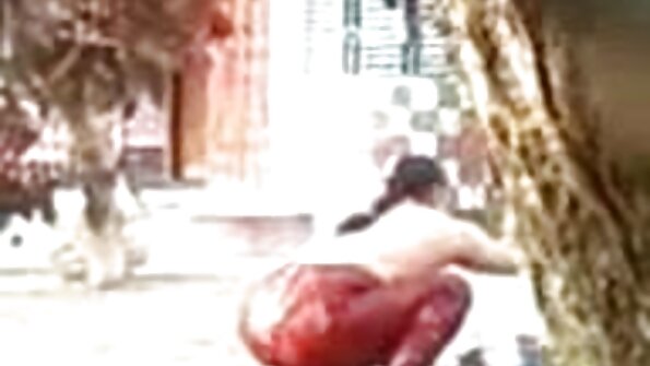Tipa de abanos picantă se masturbează lângă piscină