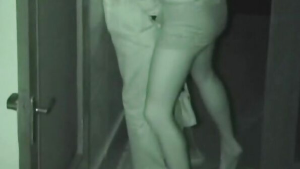 MILF blondă îi place să țină un tufiș matur între picioare