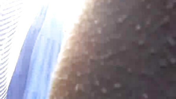 O brunetă cu sâni mari este futută pe canapea din piele