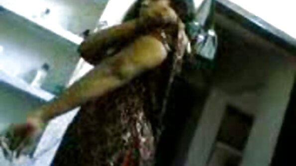 O adolescentă brunetă murdară cere o pula mare în fundul ei strâmt