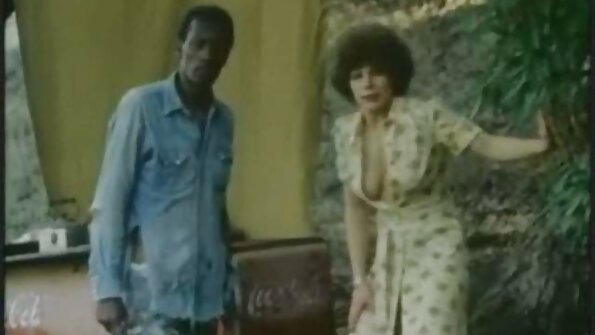 MILF excitat are un sex frumos în aer liber cu un tânăr frumos
