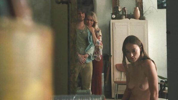 Fată sexy în lenjerie neagră și ciorapi acționează într-un videoclip încornorat