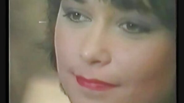 Blonda și bruneta au grijă de un penis mare în dormitor