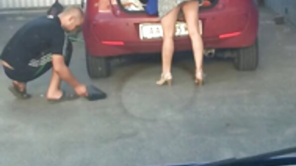 Milf blondă și o tânără drăguță sug pula mare împreună